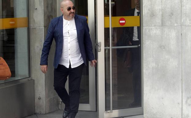 Uno de los propietarios del Model's sale de los juzgados de Oviedo./MARIO ROJAS