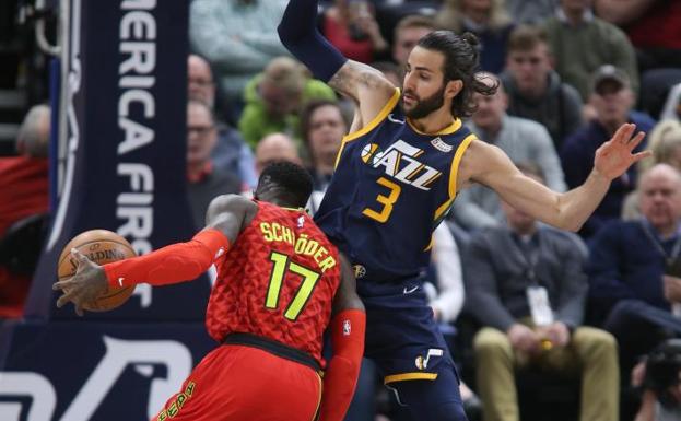 Ricky Rubio defiende a Dennis Schroder./Efe