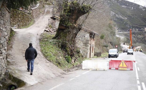 Las maquinas no han parado de trabajar para despejar la vía./Juan Carlos Román