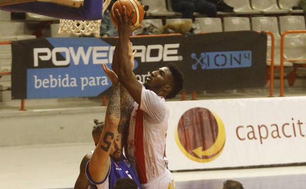 El local James Pegues se dispone a lanzar a canasta. /ARNALDO
