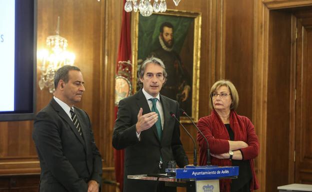 El consejero de Infraestructuras, el ministro de Fomento y la alcaldesa, en la última presentación en Avilés. /marieta