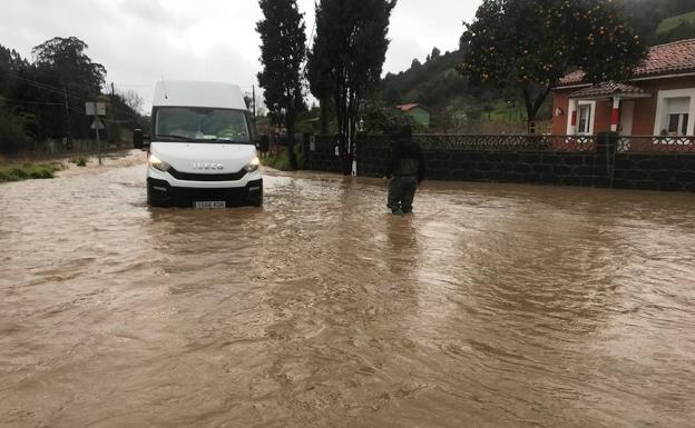 Fontaciera. Una furgoneta circula con dificultad por la carretera principal totalmente inundada por las intensas lluvias caídas a lo largo de todo el fin de semana. /ADÁN GIL