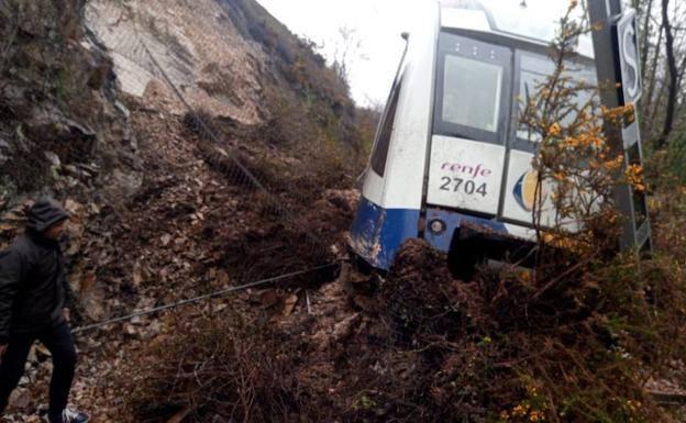 Tren accidentado entre Arriondas y el apeadero de Fuentes./EC