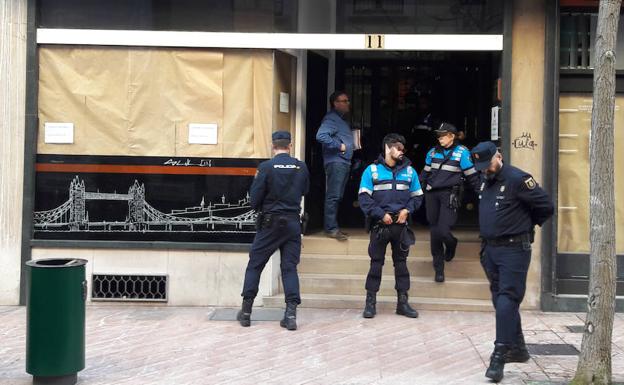 Herida muy grave una mujer tras precipitarse desde un séptimo piso en un edificio de Oviedo Herida muy grave una mujer tras precipitarse desde un séptimo piso en un edificio de Oviedo