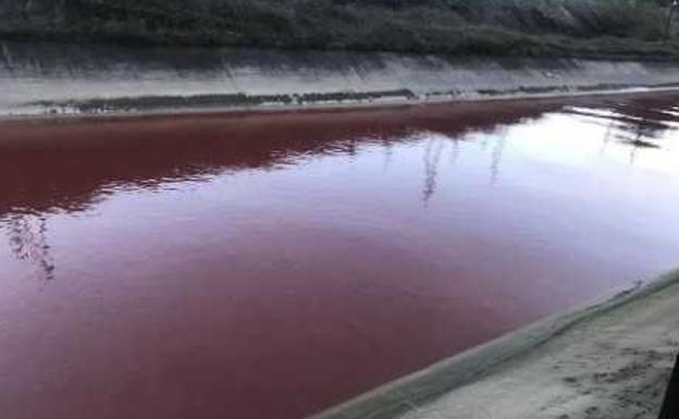 De este color rojizo bajaba el agua./COORDINADORA ECOLOGISTA