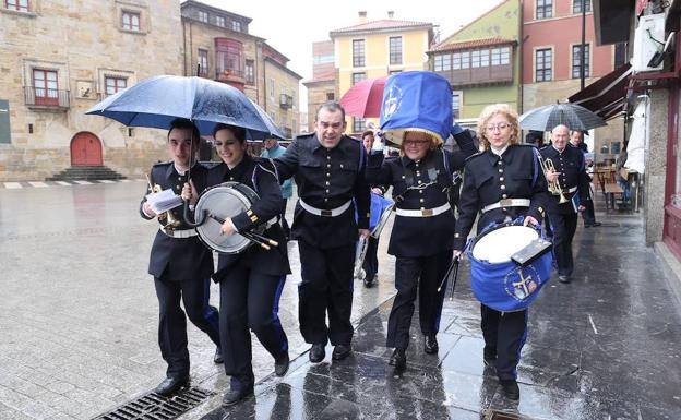 La lluvia suspende las procesiones en Asturias La lluvia suspende las procesiones en Asturias