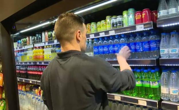 Aena obliga a las tiendas a vender las botellas de agua a 1 euro en los aeropuertos