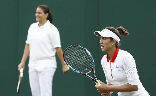 Conchita Martínez y Garbiñe Muguruza, durante un entrenamiento en la última edición de Wimbledon. /Peter Klaunzer (Efe)