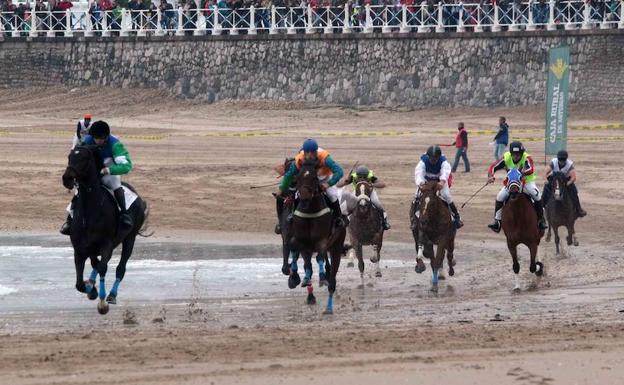 Ribadesella suspende sus carreras de caballos por el mal estado de la playa Ribadesella suspende sus carreras de caballos por el mal estado de la playa