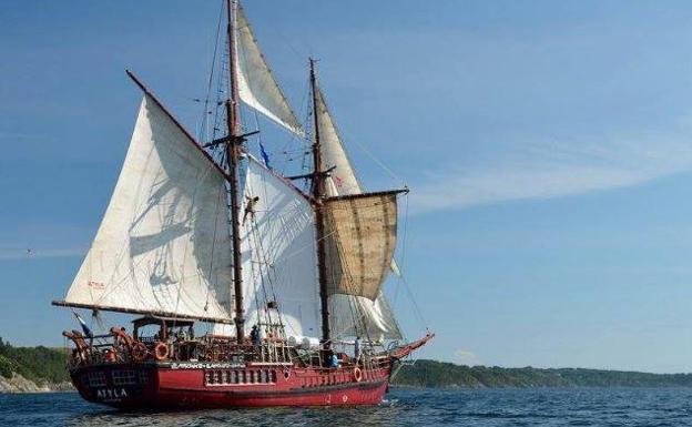 Una goleta en Avilés. La Atyla llega hoy a Asturias.