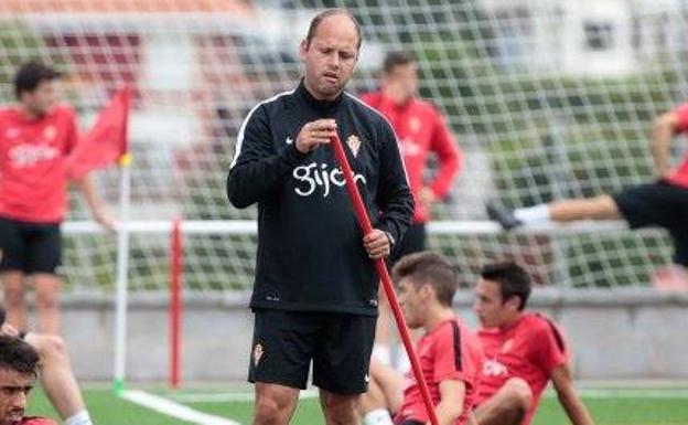 El entrenador del Sporting B, José Alberto, prepara un circuito para el entrenamiento./AURELIO FLÓREZ