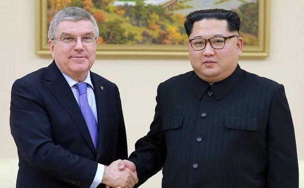 Thomas Bach y el presidente de Corea del Norte, Kim Jong Un. /AFP