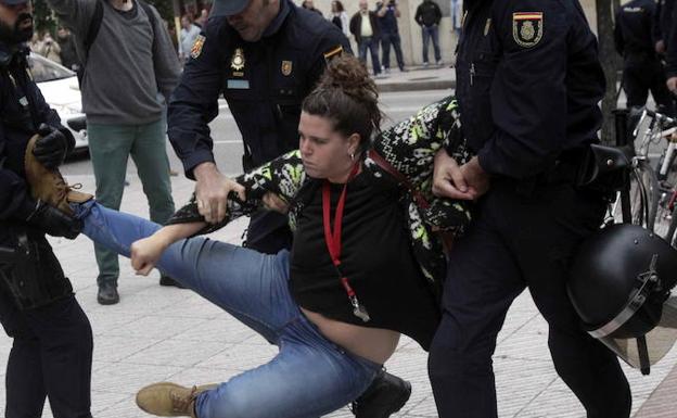 La Policía Nacional desaloja el centro social de La Madreña./EFE