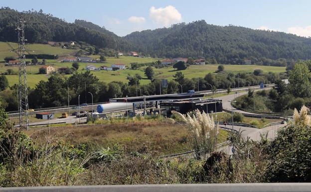 Más de una decena de coches pincha en la A-8 a la altura de Montico