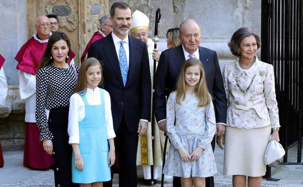 Una cámara captó el momento que protagonizaron la Reina y la Reina Emérita el Domingo de Resurrección en presencia del rey Felipe y de don Juan Carlos Una cámara captó el momento que protagonizaron la Reina y la Reina Emérita el Domingo de Resurrección en presencia del rey Felipe y de don Juan Carlos