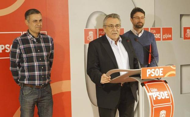 Manuel Escudero, durante su intervención en la Casa del Pueblo de Gijón./Joaquín Pañeda