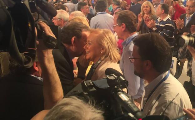 Mercedes Fernández con Mariano Rajoy en la convención nancional del PP en Sevilla. Mercedes Fernández con Mariano Rajoy en la convención nancional del PP en Sevilla.
