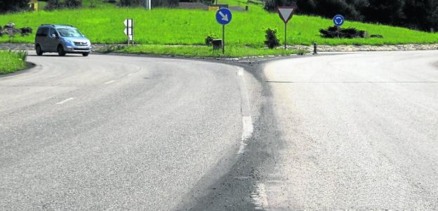 Restos de las partículas que dejan los transportes pesados a su paso por la rotonda de El Empalme. /
