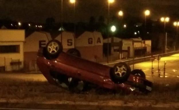 Sin heridos tras un espectacular vuelco en Roces