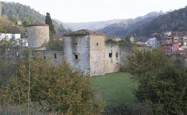 Conjunto monumental de la Torre Muñiz y el Palacio Quirós, del siglo XVI, en Olloniego. /Daniel Mora