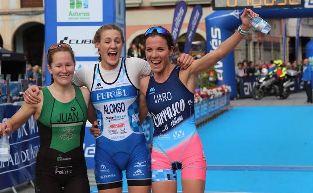 Las tres primeras de la prueba élite celebran su podio.
