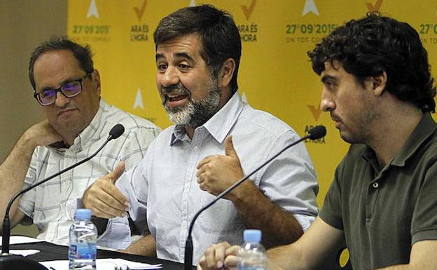 Jordi Sánchez (i) habla en un acto de ANC. /Marta Pérez (Efe)