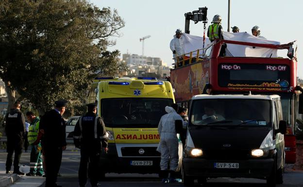 Miembros de los equipos de rescate transportan uno de los cadáveres. /Darrin Zammit Lupi (Reuters)