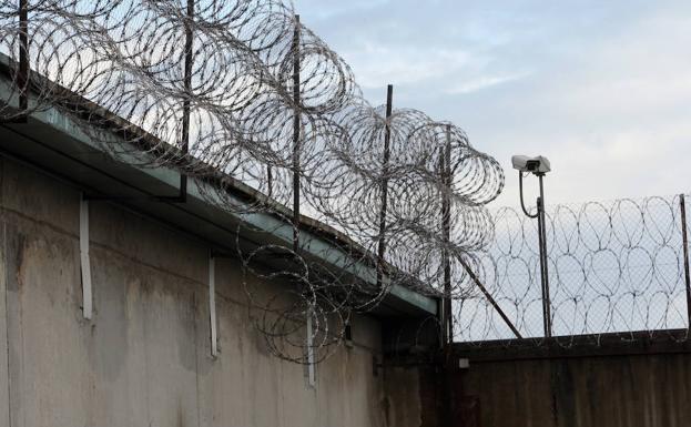 Alambradas en el muro del Centro penitenciario de Asturias./Pablo Nosti