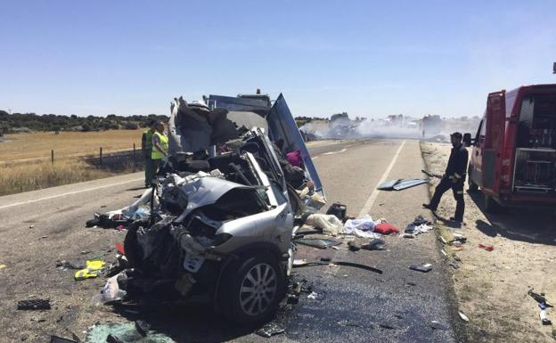 Accidente de tráfico registrado en la carretera nacional 122 a su paso por Cerezal de Aliste (Zamora)./ Efe