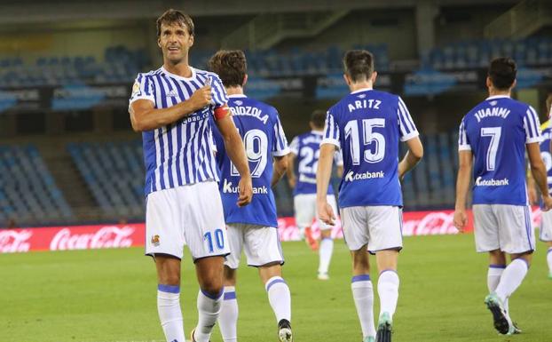 Xabi Prieto se agarra el escudo para celebrar un gol en el duelo de esta temporada ante el Villarreal. /MICHELENA