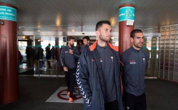 Pelayo Novo, ya en planta, recibe la visita de sus compañeros Pelayo Novo, ya en planta, recibe la visita de sus compañeros