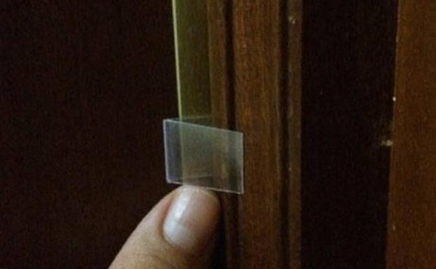 La Guardia Civil alerta de una nueva práctica: «¿Inocentes trocitos de plástico o papel en la puerta?» La Guardia Civil alerta de una nueva práctica: «¿Inocentes trocitos de plástico o papel en la puerta?»