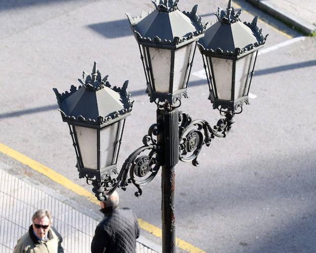 Alumbrado público de Oviedo. /Álex Piña