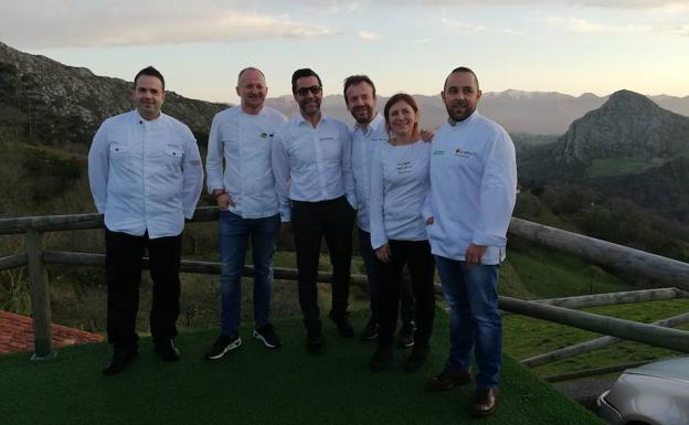 Nacho Solana, Pepe Vieira, Quique Dacosta, Nacho y Esther Manzano y Ricardo Sotres posan antes de servir la cena en Casa Marcial./J.M.P.