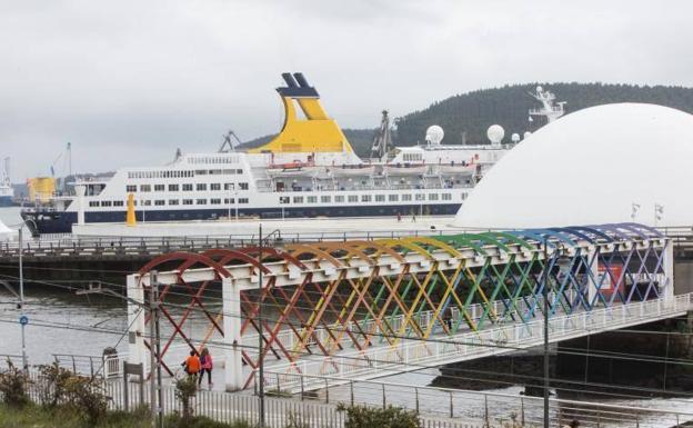 El Saga Pearl II recala en Avilés con cerca de cuatrocientos pasajeros