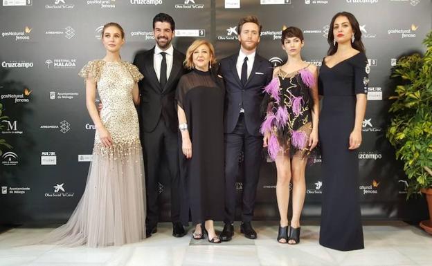 Los protagonistas de 'Proyecto tiempo', con Carmen Machi al frente, ayer en la gala la inauguración de Festival de Cine de Málaga./SUR