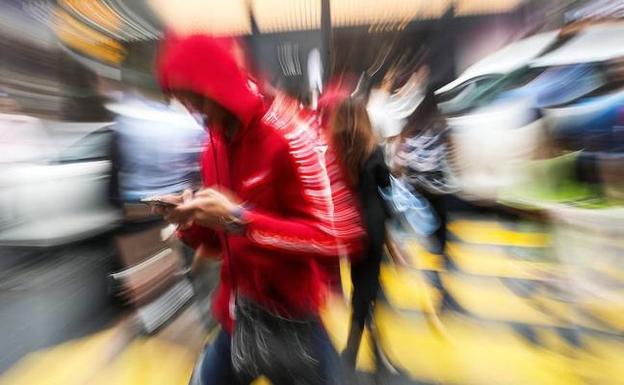 Le reducen en 30.000 euros la indemnización por una caída en la calle por ir mirando el móvil Le reducen en 30.000 euros la indemnización por una caída en la calle por ir mirando el móvil