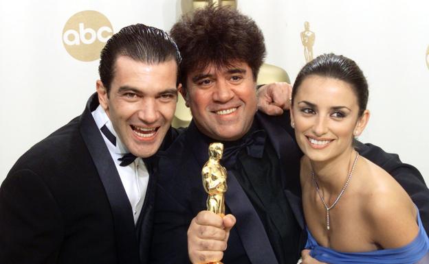 Pedro Almodóvar, con Antonio Banderas y Penélope Cruz en la 72 ceremonia de los Oscar./Mike Blake (Reuters)