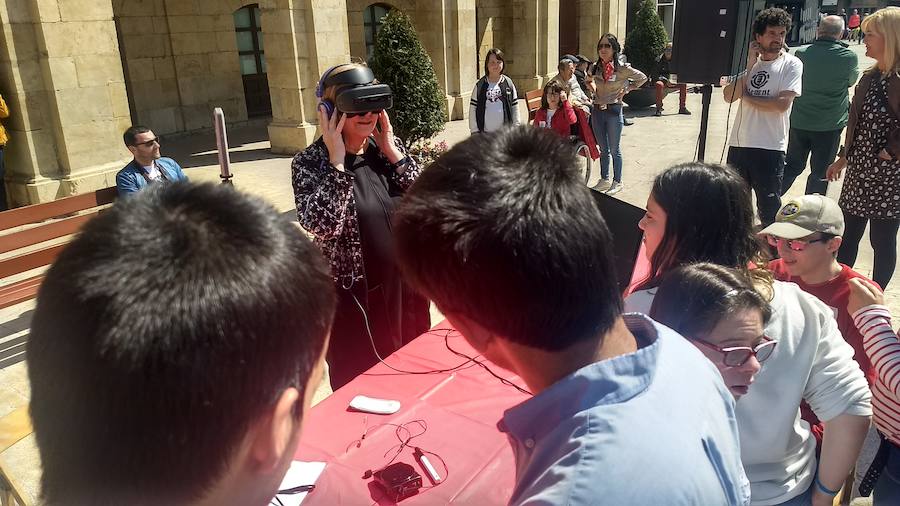 La alcaldesa Mariví Monteserín visiona el cuento grabado por los alumnos del colegio de San Cristóbal