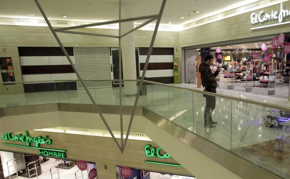 La tienda de complementos en la planta 2 del centro comercial Modoo, y la de moda de caballero en el piso de debajo. / FOTOS: MARIO ROJAS