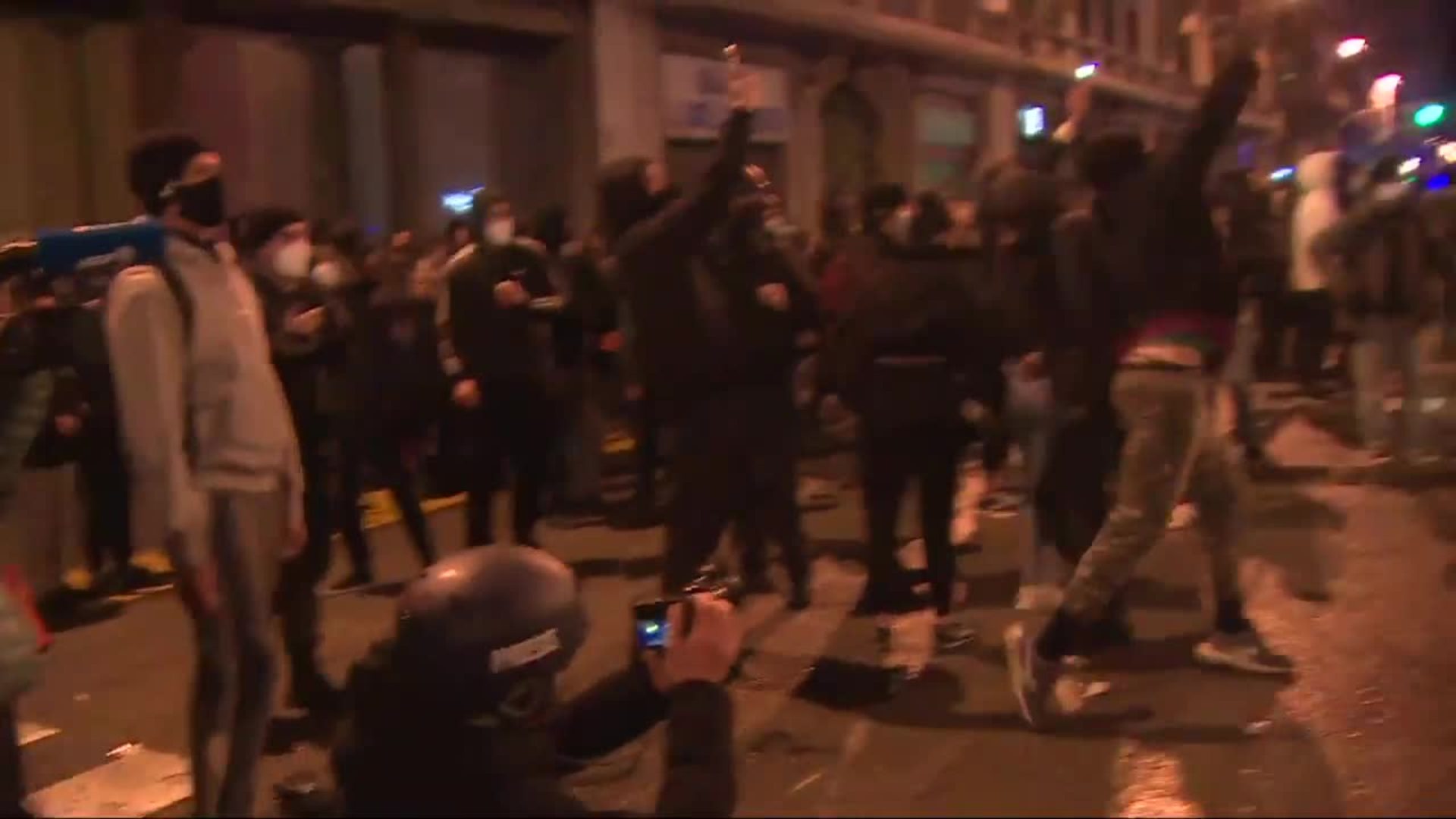 Unas 400 Personas Protestan En Barcelona Contra Los Antidisturbios Y