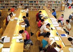 Estudiantes universitarios en la biblioteca de la facultad. /Archivo/