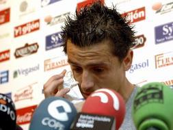 Roberto se seca las lágrimas durante la rueda de prensa / EFE. JUAN GONZÁLEZ/