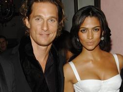 La modelo Camila Alves con su pareja, el actor Matthew McConaughey, en una fiesta el pasado mes de diciembre. / AP Photo/Evan Agostini)/
