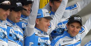 TIEMPOS FELICES. Noval, a la izquierda de Armstrong, y Rubiera, a su espalda, en el podio del Tour de Francia en 2005. / E. C./