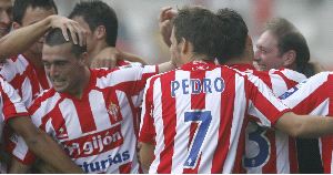 EN RACHA. Los jugadores del Sporting celebran el gol de Kike Mateo en el partido frente al Albacete. / J. BILBAO/