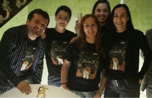 EL PLANTEL. Jorge Moreno, a la izquierda, posa junto a cuatro de las actrices de la compañía. / CITOULA/