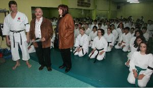 EMOCIÓN. El sensei Ricardo García, con los padres de Cristian y los jóvenes karatecas. / LUIS SEVILLA/