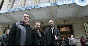 REIVINDICACIÓN. Cándido y Morala, junto a Alejandro Zapico, director del filme 'El astillero', a las puertas del Jovellanos. / PALOMA UCHA/