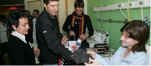 ILUSIÓN. Chechu Rubiera y Carlos Barredo entregan una gorra a Ana Isabel, ingresada en el hospital. Junto a ellos la concejala Pilar Pintos. / L. SEVILLA/
